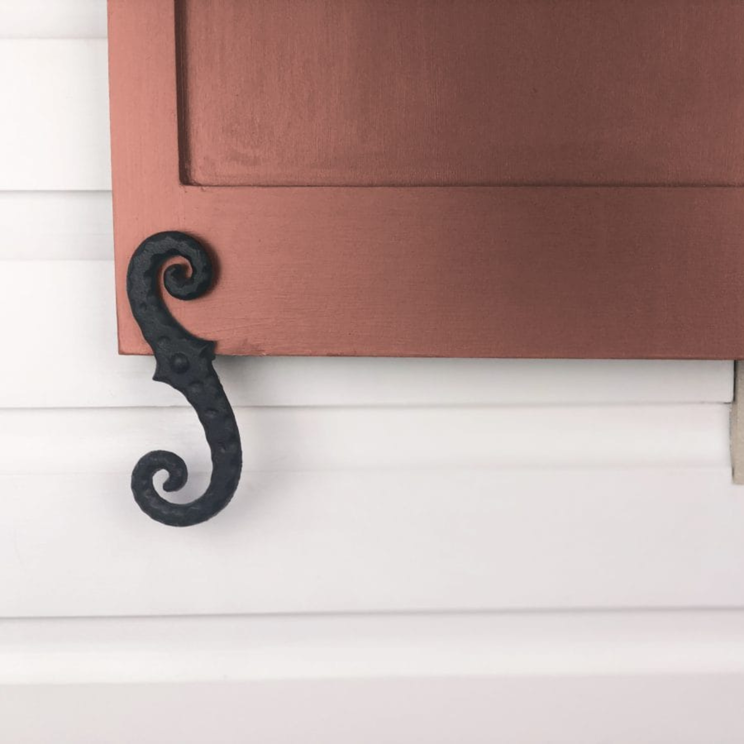 Faux Shutter Dog | Stippled | 1 Pair